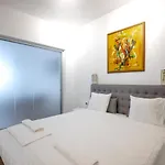 Modern 2Bd Flat With Prime Location And Workspace By Flat Mаnager