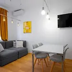 Modern 2Bd Flat With Prime Location And Workspace By Flat Mаnager